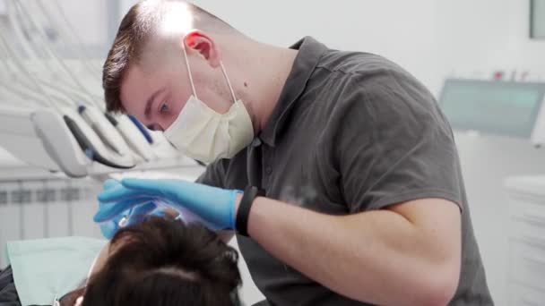 Mężczyzna Endodonta Czyszczenie Kanału Korzeniowego Kauteryzuje Nerw Dentystyczny Nowoczesnej Klinice — Wideo stockowe