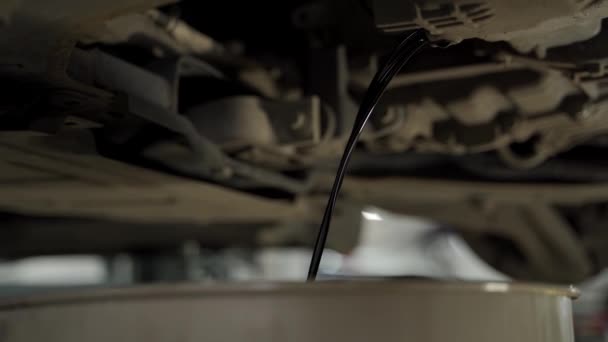 Onderhoud Reparatie Van Voertuigen Uitvoering Auto Monteur Riool Gebruikte Motorolie — Stockvideo