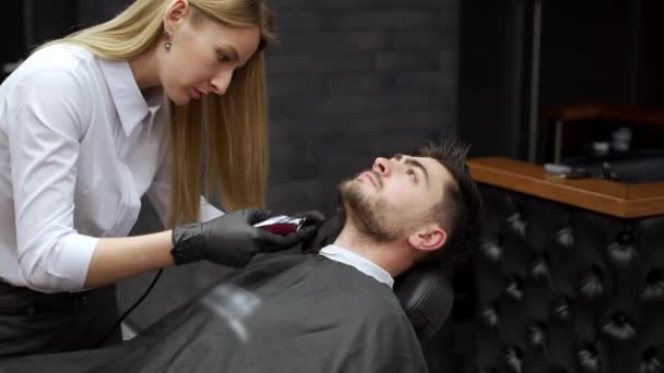 Femeia Expertă Tunde Barba Folosește Aparate Tuns Magazinul Modern Barbierul — Videoclip de stoc