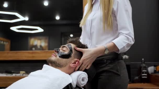 Професіонал Застосовує Вугільну Маску Обличчя Бородатий Чоловік Отримує Догляд Грудьми — стокове відео