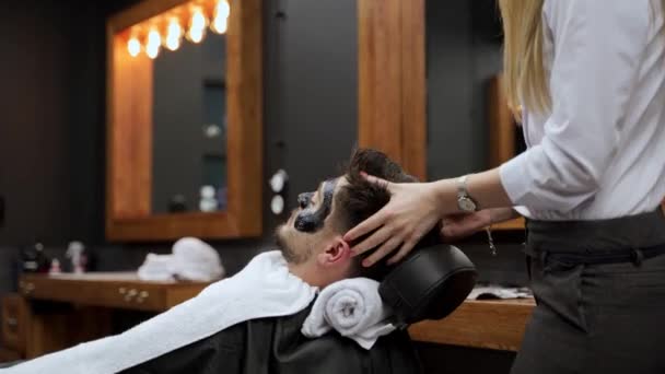 Lázeňská Služba Mužská Péče Moderním Salonu Muž Leží Holičském Křesle — Stock video