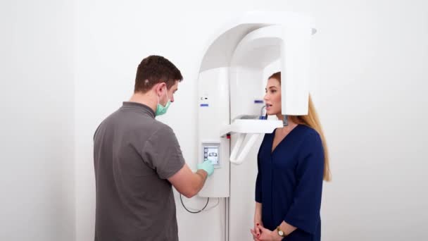 Manlig Radiolog Som Tar Tandröntgen Kvinnliga Patienter Med Hjälp Tandröntgen — Stockvideo