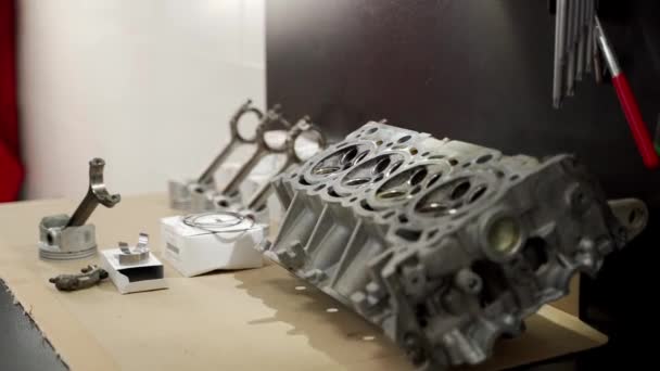 基础力学 汽车维修培训 发动机改造项目 用于大修的拆卸发动机部件包括气缸头活塞衬里 详细的组成部分 — 图库视频影像