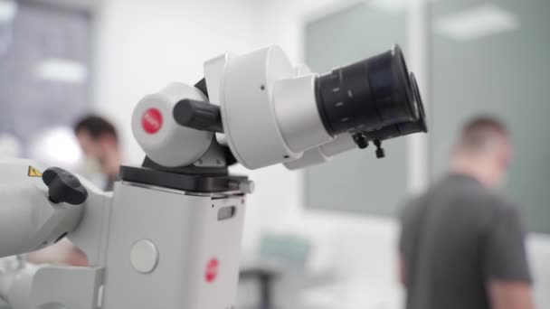 Fogászati Mikroszkóp Modern Fogorvosi Rendelőben Fogorvos Asszisztens Műtétre Mikroszkóppal Kezeljük — Stock videók