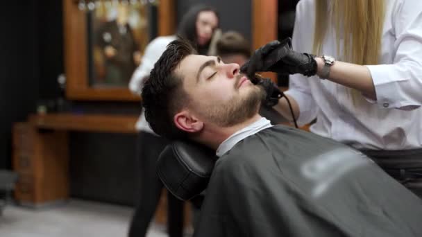 Stylist Membentuk Rambut Wajah Berkonsentrasi Pada Perawatan Pria Santai Kursi — Stok Video