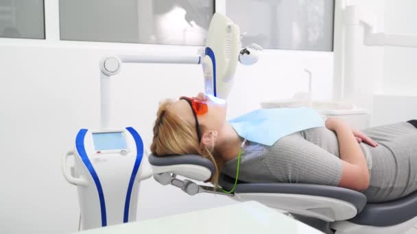 Professionell Tandblekning Förfarande Modern Tandvårdsklinik Kvinnlig Patient Lasertandblekning Blond Kvinna — Stockvideo