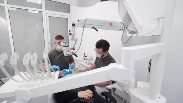 Manlig Tandläkare Med Assistent Som Driver Patienten Tand Med Hjälp — Stockvideo