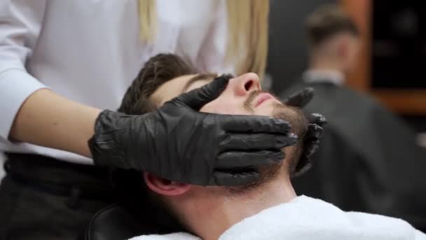 Skicklig Kosmetolog Utför Lugnande Terapi Stress Lättnad Salongen Manlig Klient — Stockvideo