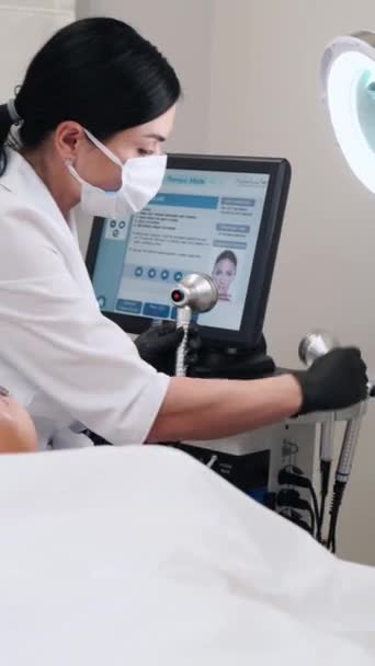 用于面部护理的抗衰老治疗 临床中的美容常规 美容师对患者实施红光Led治疗 以促进沙龙的皮肤年轻化 Skincare专业使用创新技术 — 图库视频影像