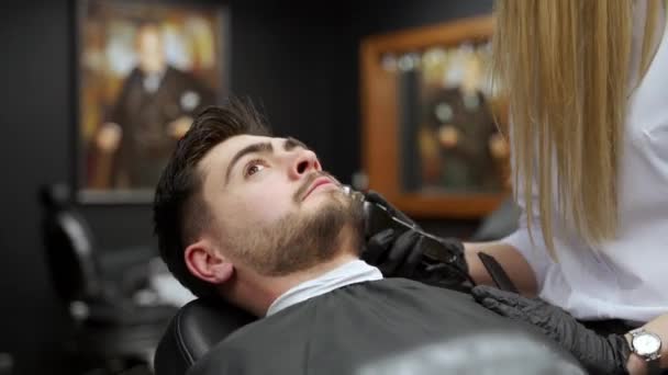 Styliste Utilise Des Ciseaux Peigne Pour Toilettage Masculin Mode Barber — Video