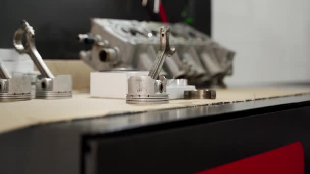 Auto Mecánico Reconstruye Los Componentes Del Motor Proceso Revisión Del — Vídeo de stock