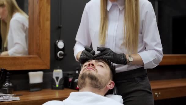Hombre Reclina Para Tratamiento Desintoxicación Barbería Peluquero Aplica Máscara Negra — Vídeos de Stock