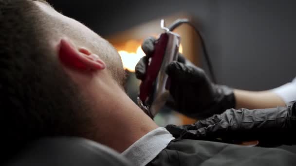 Точне Оздоблення Формування Бороди Укладання Волосся Модного Вигляду Експерт Перукар — стокове відео