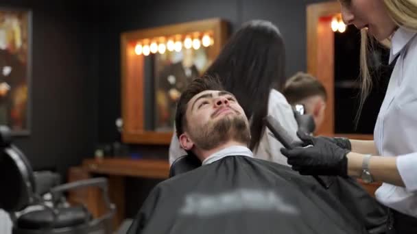 Barbeiro Hábil Usa Tesoura Pente Cortadores Para Grooming Cabeleireiro Profissional — Vídeo de Stock