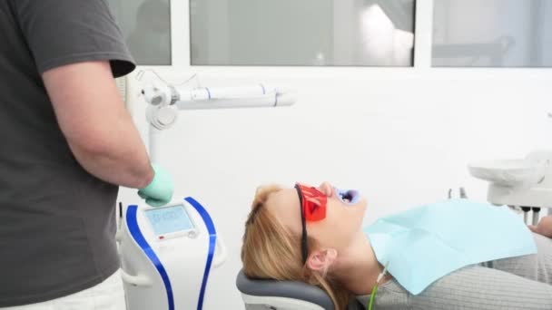 Kvinnlig Patient Skyddande Röda Glasögon Vid Tandblekning Förfarande Stomatologi Klinik — Stockvideo