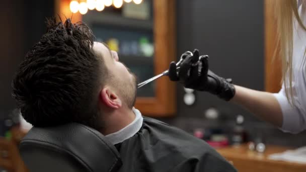 Fryzjer Używa Nożyczek Grzebień Dla Modnych Mężczyzn Uwodzenie Profesjonalny Fryzjer — Wideo stockowe