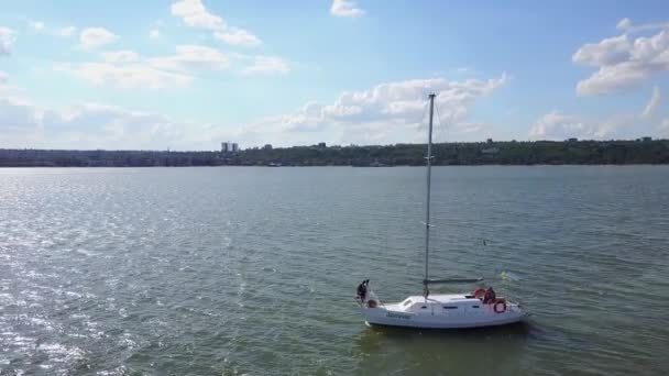 2017 Mariupol Ucrania Lastochka Yacht Velero Navega Tranquilas Aguas Antes — Vídeo de stock