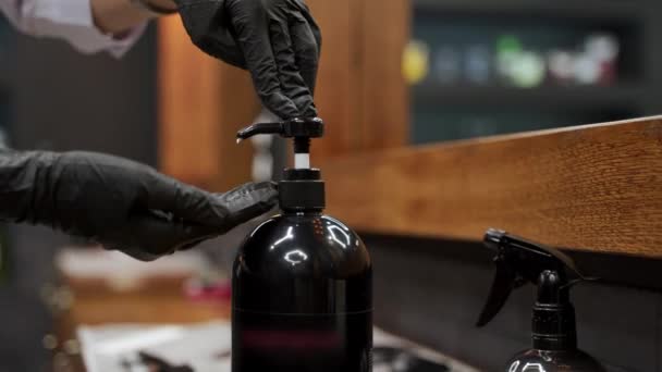 Eldivenli Eller Tıraş Kremi Sürerler Berber Tıraş Için Hazırlanıyor Siyah — Stok video