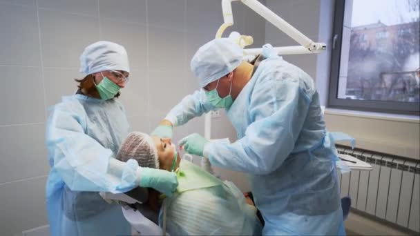 Chirurg Jamy Ustnej Asystent Przy Montażu Implantów Stomatologicznych Nowoczesnej Klinice — Wideo stockowe