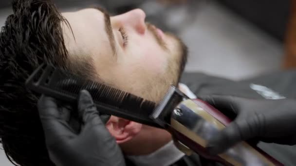 Επαγγελματική Περιποίηση Κομψό Κούρεμα Barber Σχήματα Mens Hairstyle Ψαλίδια Χτένα — Αρχείο Βίντεο