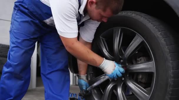 Arbeiter Uniform Montieren Reifen Die Für Sicherheit Und Zuverlässigkeit Der — Stockvideo
