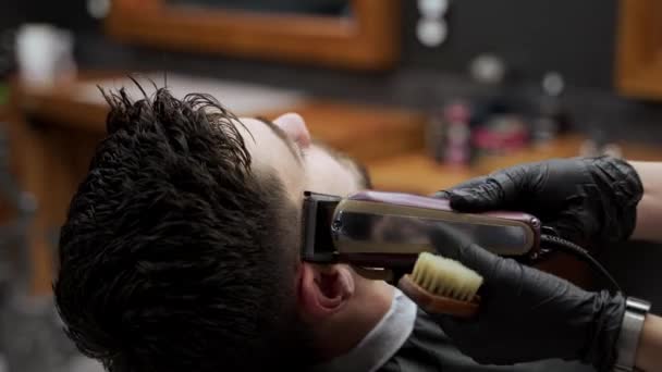 Mężczyzna Przycinający Włosy Blaknąca Fryzura Profesjonalny Fryzjer Daje Stylową Fryzurę — Wideo stockowe