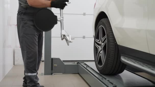 Professional Verwendet Messgeräte Reifen Für Eine Präzise Kalibrierung Mechaniker Justiert — Stockvideo