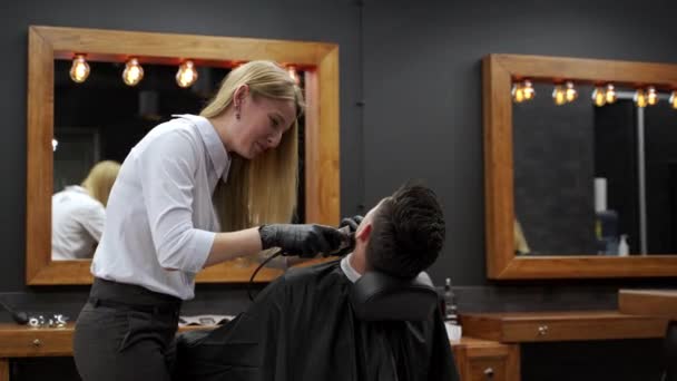 Ekspert Fryzjerka Wykorzystuje Nożyce Narzędzia Precyzyjne Modnej Fryzury Męskiej Profesjonalne — Wideo stockowe