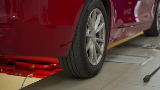 Κόκκινο Αυτοκίνητο Δοκιμαστεί Εξοπλισμό Για Τον Έλεγχο Συντήρησης Τεχνικός Αυτοκινήτων — Αρχείο Βίντεο