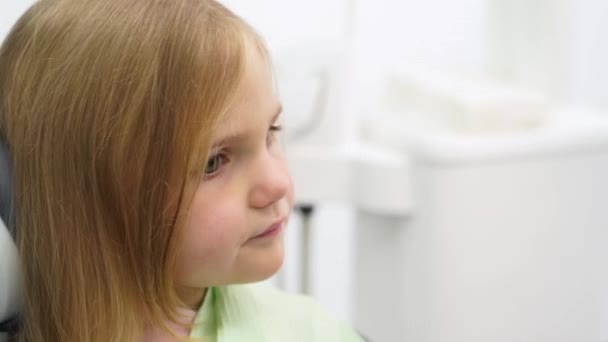 Dentistas Mãos Preparando Menina Para Exame Dos Dentes Consultório Odontológico — Vídeo de Stock