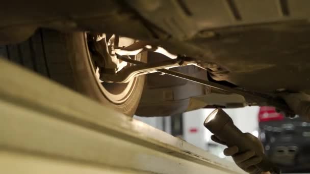 Profesional Analiza Mantenimiento Del Vehículo Controles Seguridad Garaje Auto Mecánico — Vídeos de Stock