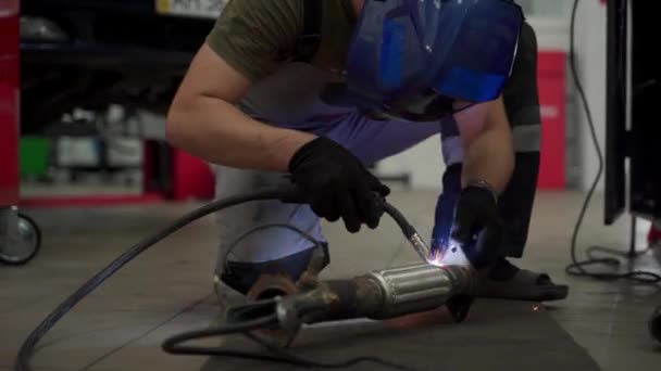 Skilled Technician Repairs Vehicle Emission System Using Protective Gear Equipment — Stock Video