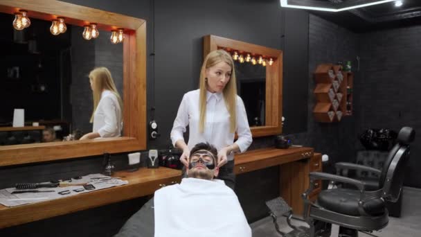 Homme Détend Comme Soin Détoxifie Les Pores Barber Applique Masque — Video