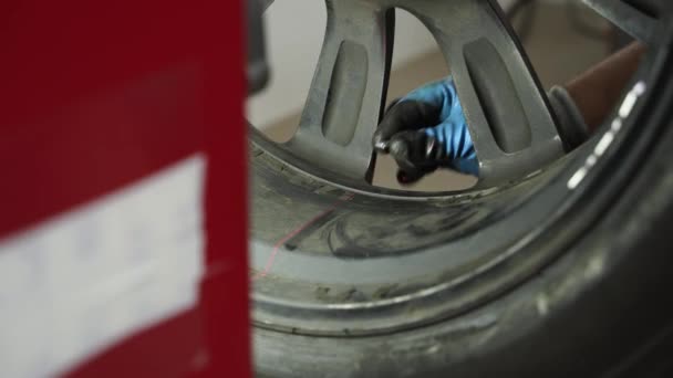 테스트 밸런스 검사는 안전한 운전을 보장합니다 차고에서 밸런서에 자동차 타이어를 — 비디오