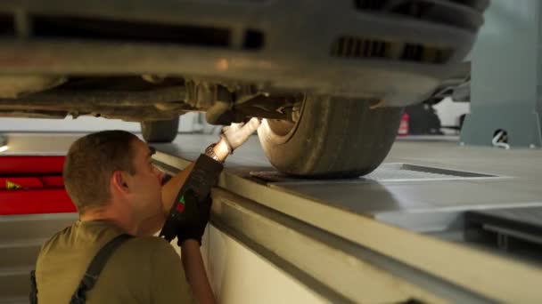 Techniker Analysiert Verschleiß Sorgt Für Sicherheit Effizienz Modernen Garagen Automechaniker — Stockvideo
