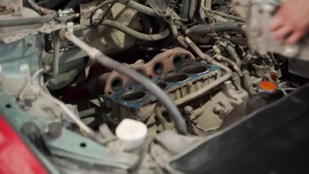 Automechanik Instaluje Píst Pomocí Kruhového Kompresoru Motorového Bloku Servisním Obchodě — Stock video