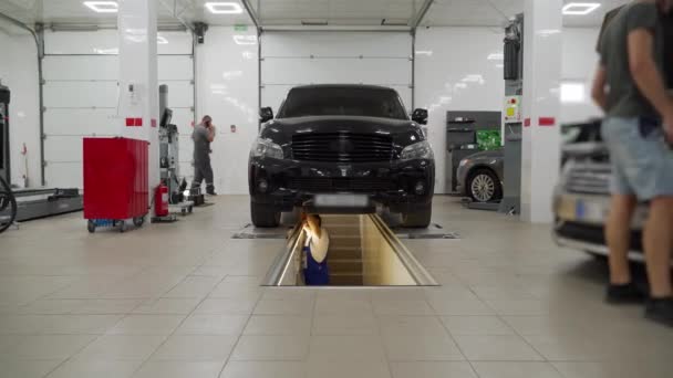 Tamirci Araba Direksiyonunu Kontrol Ediyor Servis Merkezinde Süspansiyon Kullanıyor Otomobil — Stok video