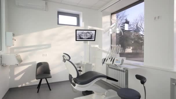 Oficina Dental Con Equipamiento Profesional Moderno Oficina Estomatología Minimalista Vacía — Vídeo de stock