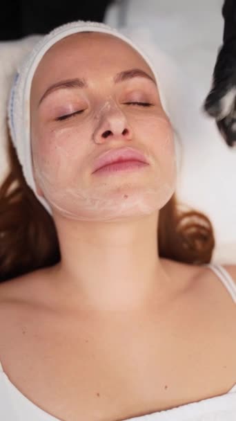客户在美容院接受深层清洁 保湿的肌肤护理 由专业治疗师对女性面部进行理疗 在温泉中使用清洁泡沫进行理疗 美容常规 面部护理 — 图库视频影像