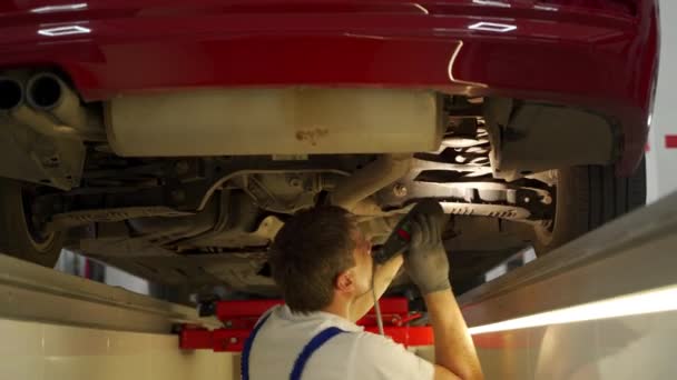 Professional Uniform Checks Auto Undercarriage Wheels Safety Maintenance Garage Auto — Stock Video