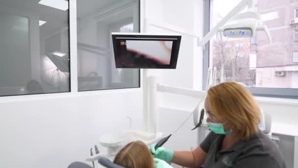 Dentystka Bada Zęby Dziewczynek Kamerą Wewnątrzustną Obserwuje Ekranie Lekarz Sprawdza — Wideo stockowe