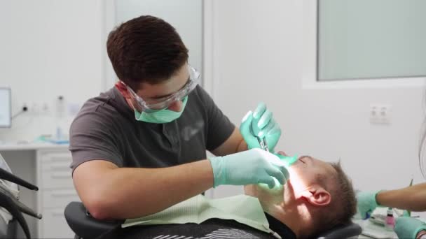 Dentista Masculino Trata Pacientes Dentes Clínica Odontológica Moderna Estomatologista Arrancando — Vídeo de Stock