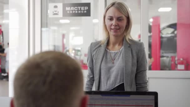 Professionelle Lächelnde Frau Akzeptiert Autoschlüssel Für Wartungsarbeiten Kunde Übergibt Fahrzeugschlüssel — Stockvideo