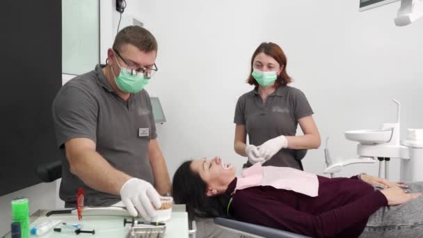 Kosmetisk Tandläkare Installera Tandkronor Till Kvinnliga Patienten Modern Tandvårdsklinik Kvinnlig — Stockvideo