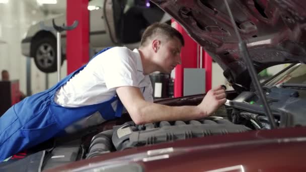 Technicien Qualifié Dépannage Sous Capot Moteur Voiture Services Dans Garage — Video