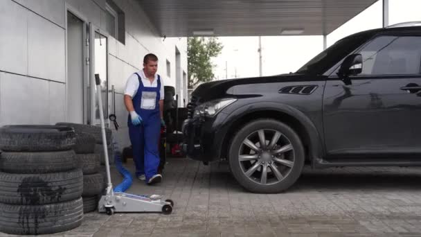 Warsztat Profesjonalny Konserwacja Pojazdu Wymiana Opon Serwis Samochodowy Mechanik Mundurze — Wideo stockowe