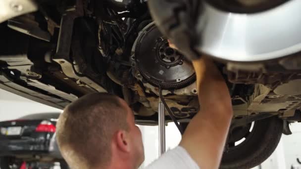 Servicio Profesional Taller Reparación Mecánico Automático Reemplaza Conjunto Embrague Del — Vídeo de stock