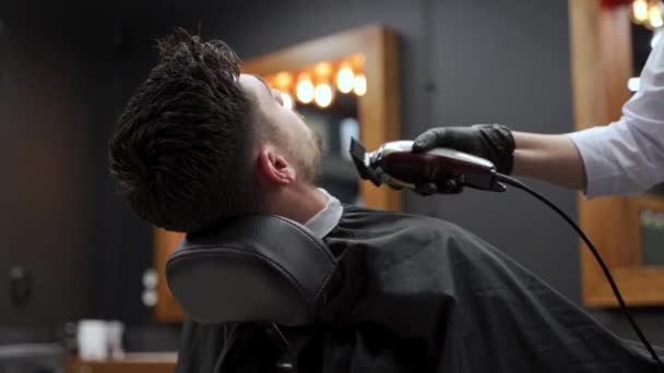 Experte Friseur Trimmt Bart Verblasst Seiten Formt Frisur Mit Haarschneidemaschinen — Stockvideo