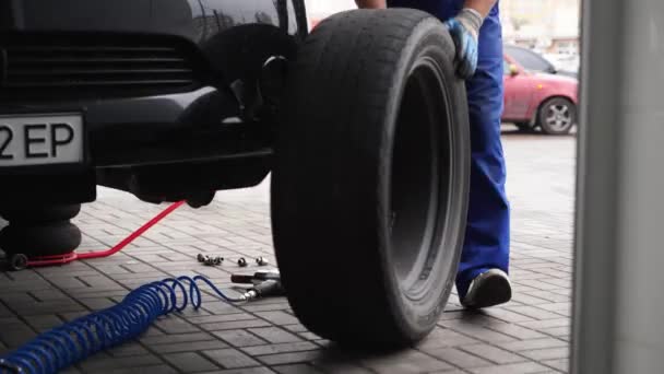 타이어 상점에 기계공은 바퀴를 대체하고 공구를 서비스 차량을 검열하고 공기의 — 비디오
