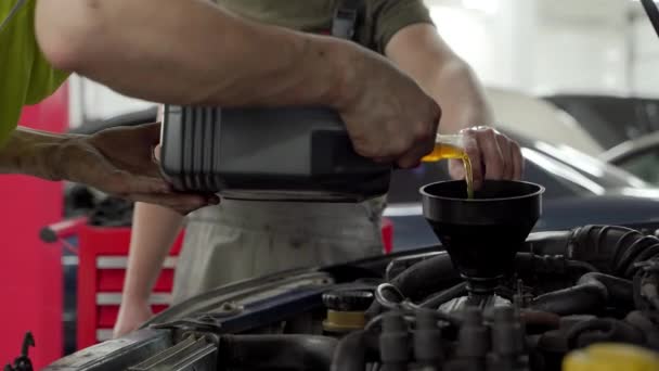 Verse Smeermiddelen Motor Gieten Bij Reparatiewerkplaats Auto Monteur Vervangt Olie — Stockvideo